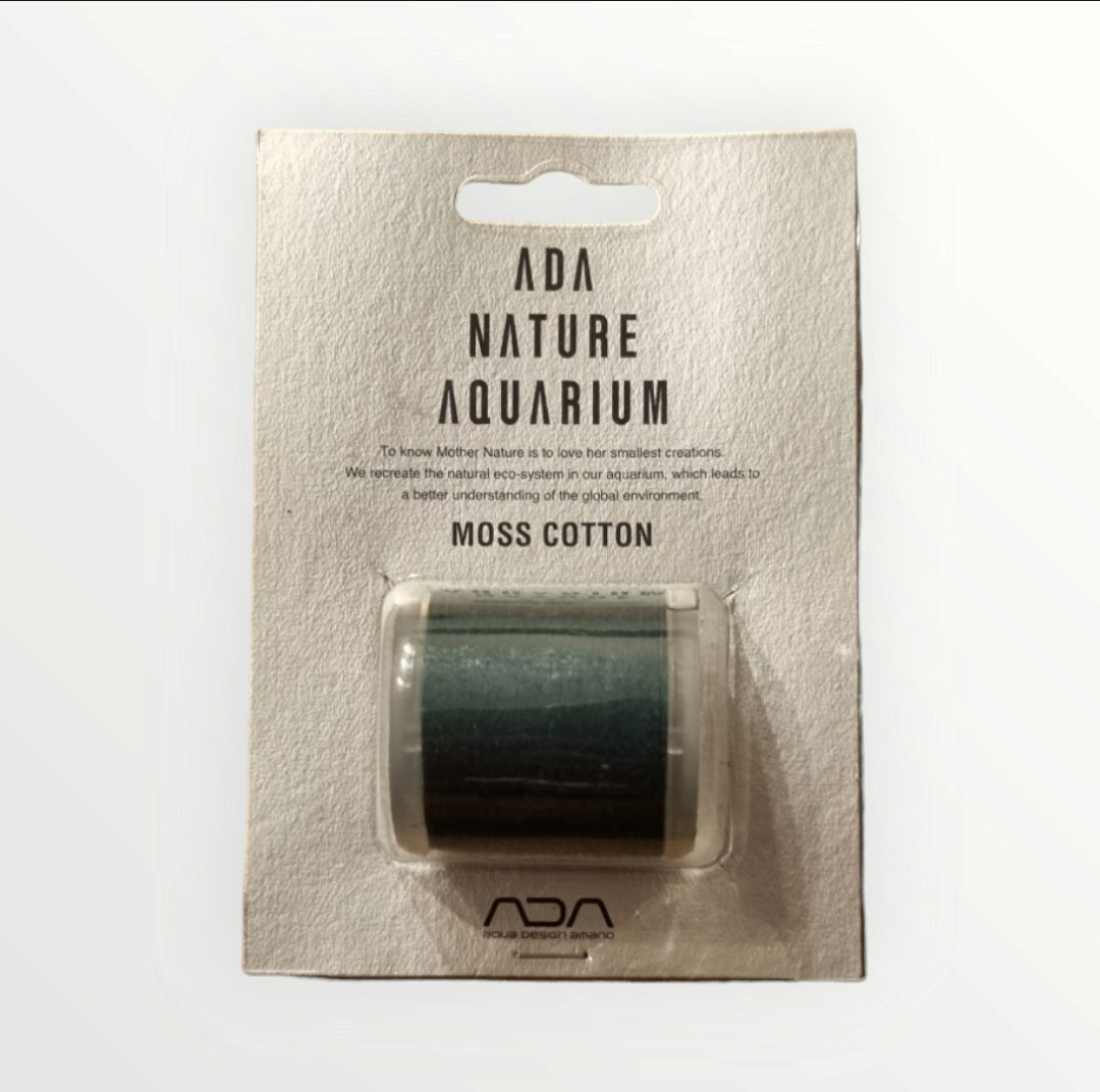 ADA Moss Cotton
Verpackung:
Form: Die Verpackung ist eine kleine, rechteckige Blisterpackung.
Material: Die Verpackung besteht aus durchsichtigem Kunststoff.
Farbe: Die Vorderseite der Verpackung ist weiß mit schwarzer Schrift.