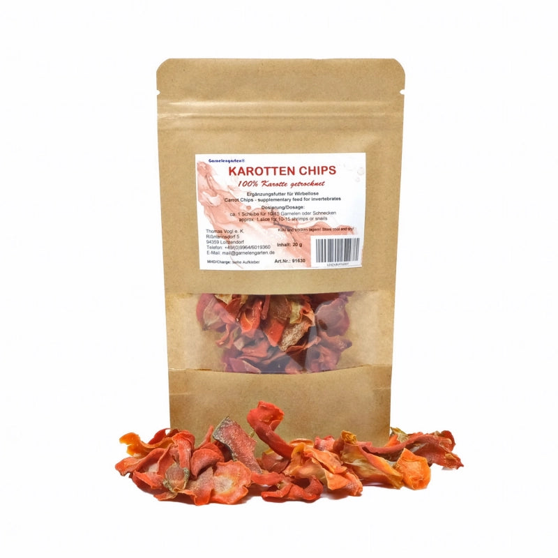 Braune Papiertüte mit orangenen Karottenchips. Gesundes Ergänzungsfutter für wirbellose Tiere im Aquarium.