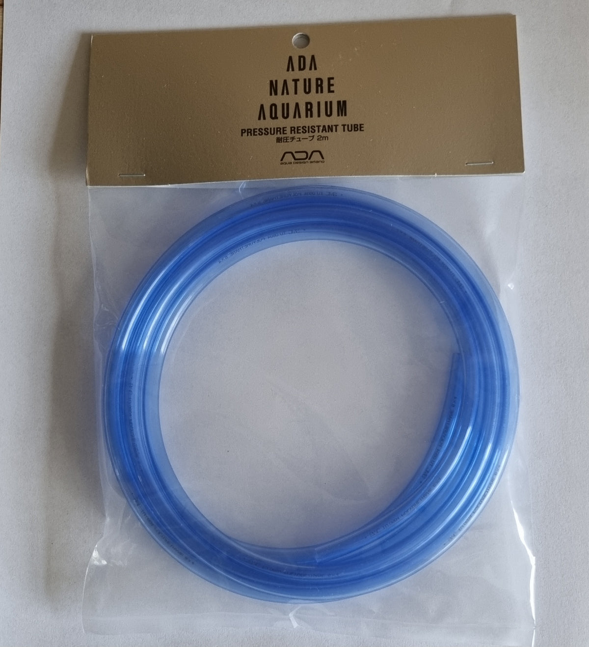 Das Bild zeigt eine Verpackung mit einem blauen Schlauch. Die Verpackung ist aus durchsichtigem Kunststoff und trägt folgende Aufschriften:

ADA Nature Aquarium: Dies ist der Markenname des Herstellers. ADA ist eine bekannte Marke in der Aquaristik, die für hochwertige Produkte zur Gestaltung und Pflege von Aquarien bekannt ist.
Pressure Resistant Tube