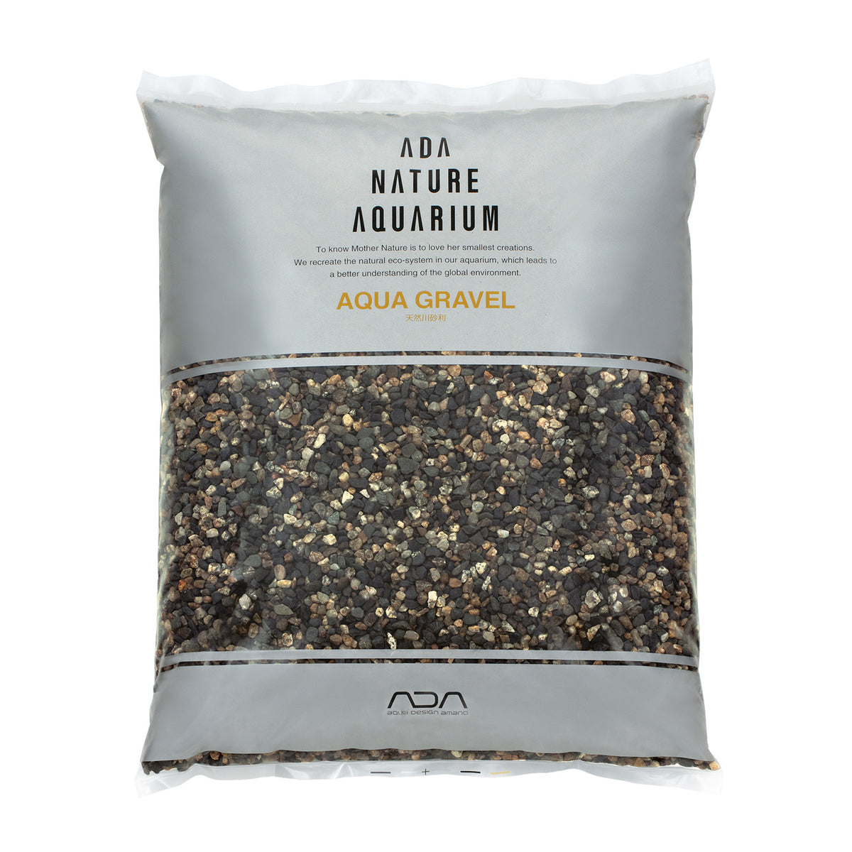 Ein versiegelter Beutel mit ADA Nature Aquarium Aqua Gravel. Die Tasche ist in der Mitte durchsichtig und zeigt Kieselsteine ​​unterschiedlicher Größe. Die graue Oberseite ist mit Logo und Produktdetails versehen.