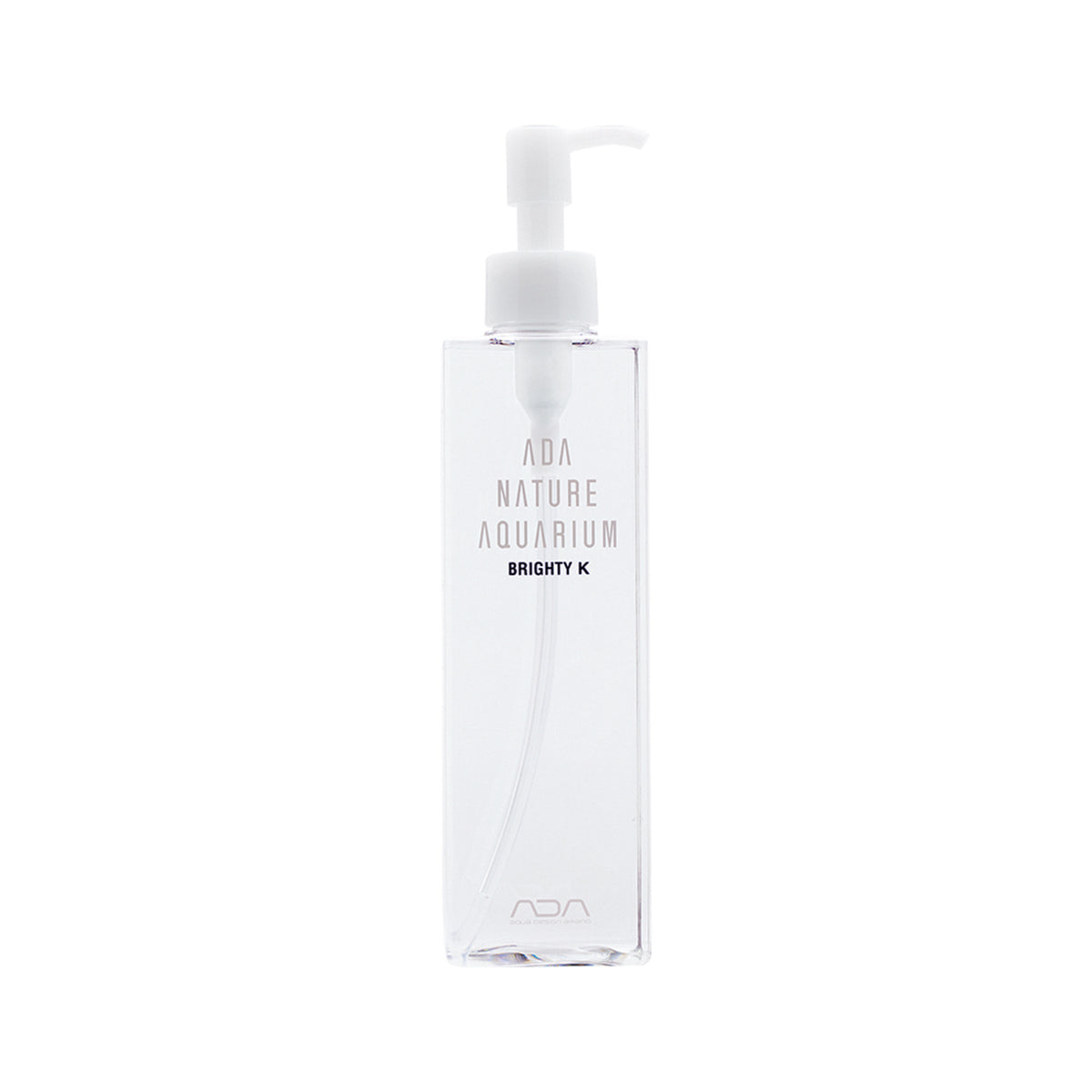 Weiße Kunststoff-Pumpflasche mit transparenter Flüssigkeit, beschriftet mit "ADA Nature Aquarium Brighty K".