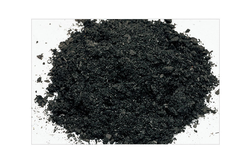 Das Bild zeigt ein Haufen schwarzes, feines Pulver. Es könnte sich um Aktivkohle handeln, wie sie oft in Aquarien zur Wasseraufbereitung verwendet wird. Aktivkohle ist porös und hat eine große Oberfläche, an der sich Schadstoffe binden können.