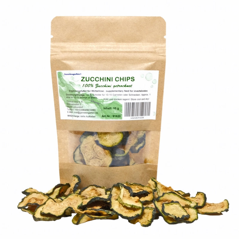 Braune Papiertüte mit grünen, getrockneten Zucchini-Chips. Natürliches Ergänzungsfutter für wirbellose Tiere im Aquarium.