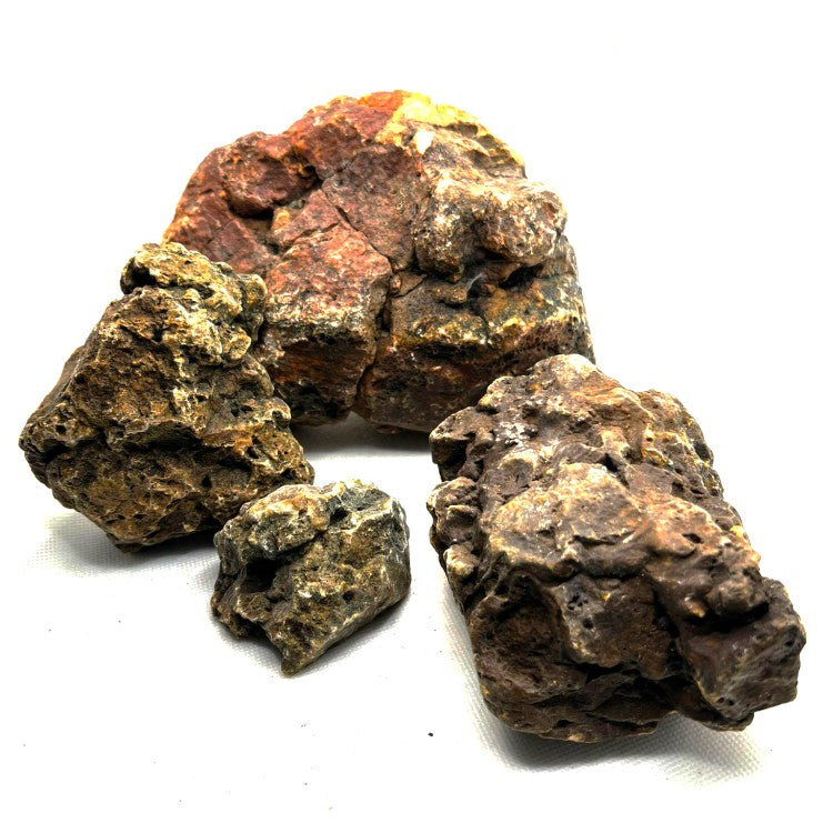 Das Bild zeigt mehrere Steine, die für die Gestaltung von Aquarien geeignet sind. Diese Steine sind in der Regel aus natürlichen Materialien wie Stein oder Gestein gefertigt und werden oft als Dekoration in Aquarien verwendet. Sie dienen als Versteckmöglichkeiten für Fische, bieten eine natürliche Umgebung und können auch zur Befestigung von Pflanzen beitragen.