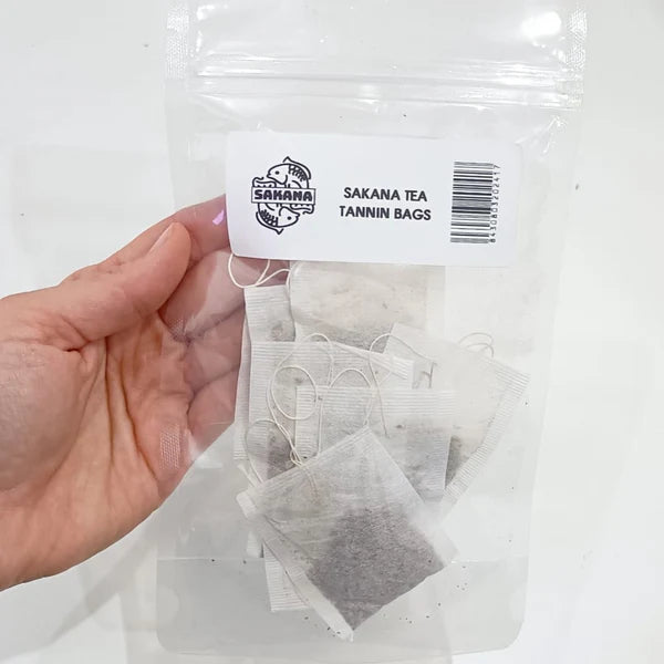 Das Bild zeigt eine Verpackung von Sakana Tea Tannin Bags. Diese Teebeutel sind eine praktische und einfache Möglichkeit, Ihrem Aquarium die wohltuenden Eigenschaften von Tanninen hinzuzufügen.